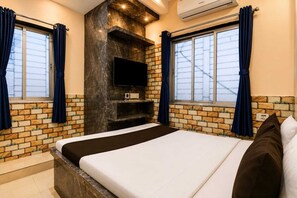 Egyptian cotton sheets, premium bedding, down duvets, Tempur-Pedic beds - SABA GUEST HOUSE  (Kolkata)