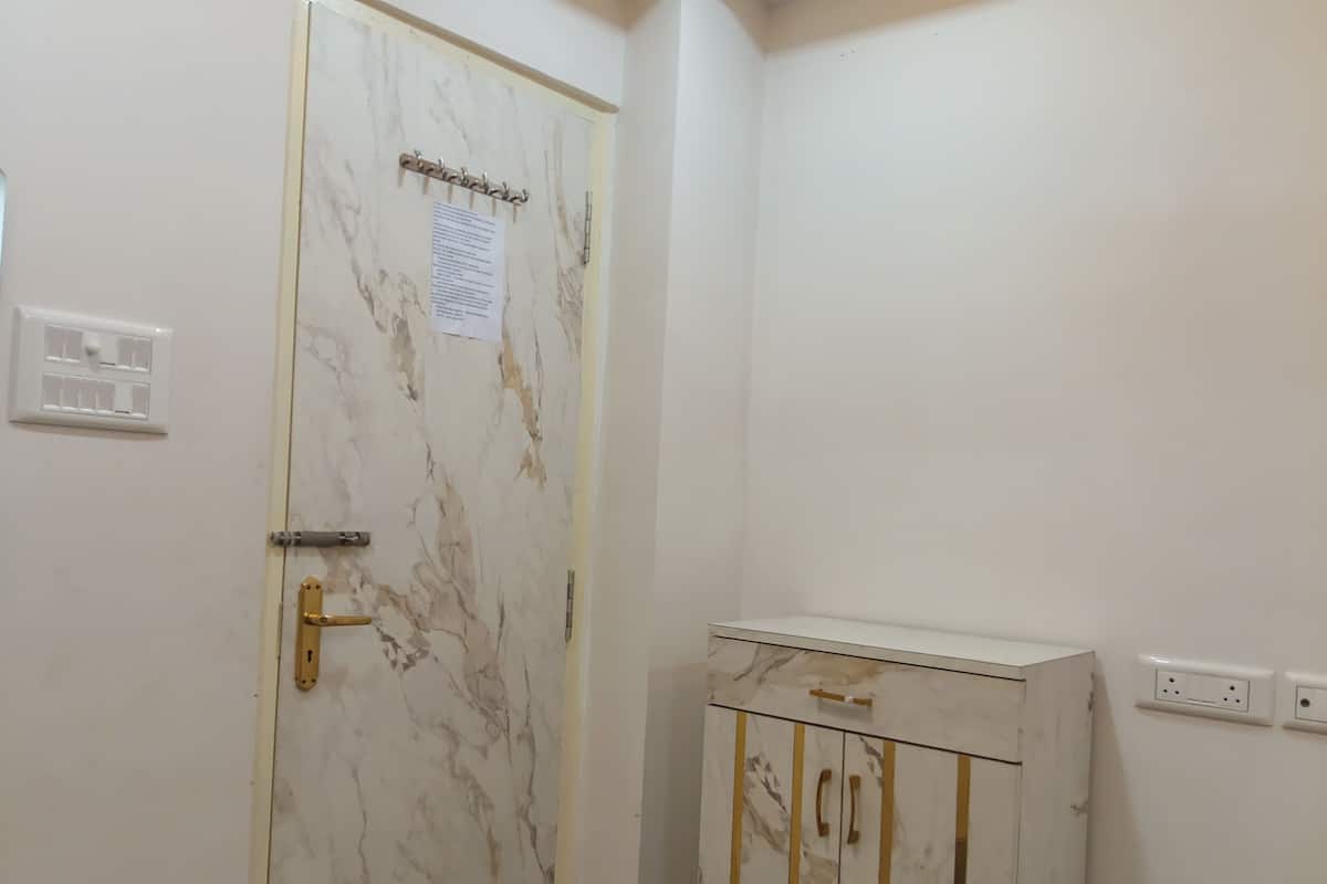 Quarto casal luxo, vista para a cidade | Cofres nos quartos, escrivaninha, espaço de trabalho para notebook