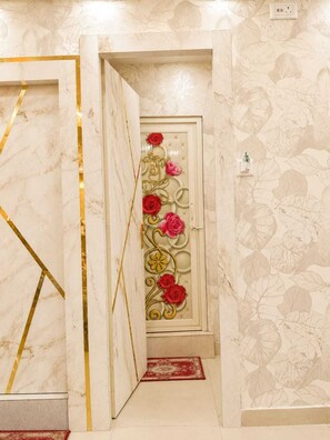 Egyptian cotton sheets, premium bedding, down duvets, Tempur-Pedic beds - SABA GUEST HOUSE  (Kolkata)