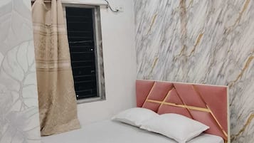 Kamar Double Deluks, pemandangan kota | Brankas, meja kerja, ruang kerja ramah laptop, dan tirai kedap cahaya