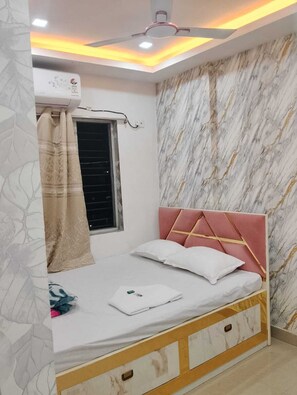 Quarto casal luxo, vista para a cidade | Cofres nos quartos, escrivaninha, espaço de trabalho para notebook