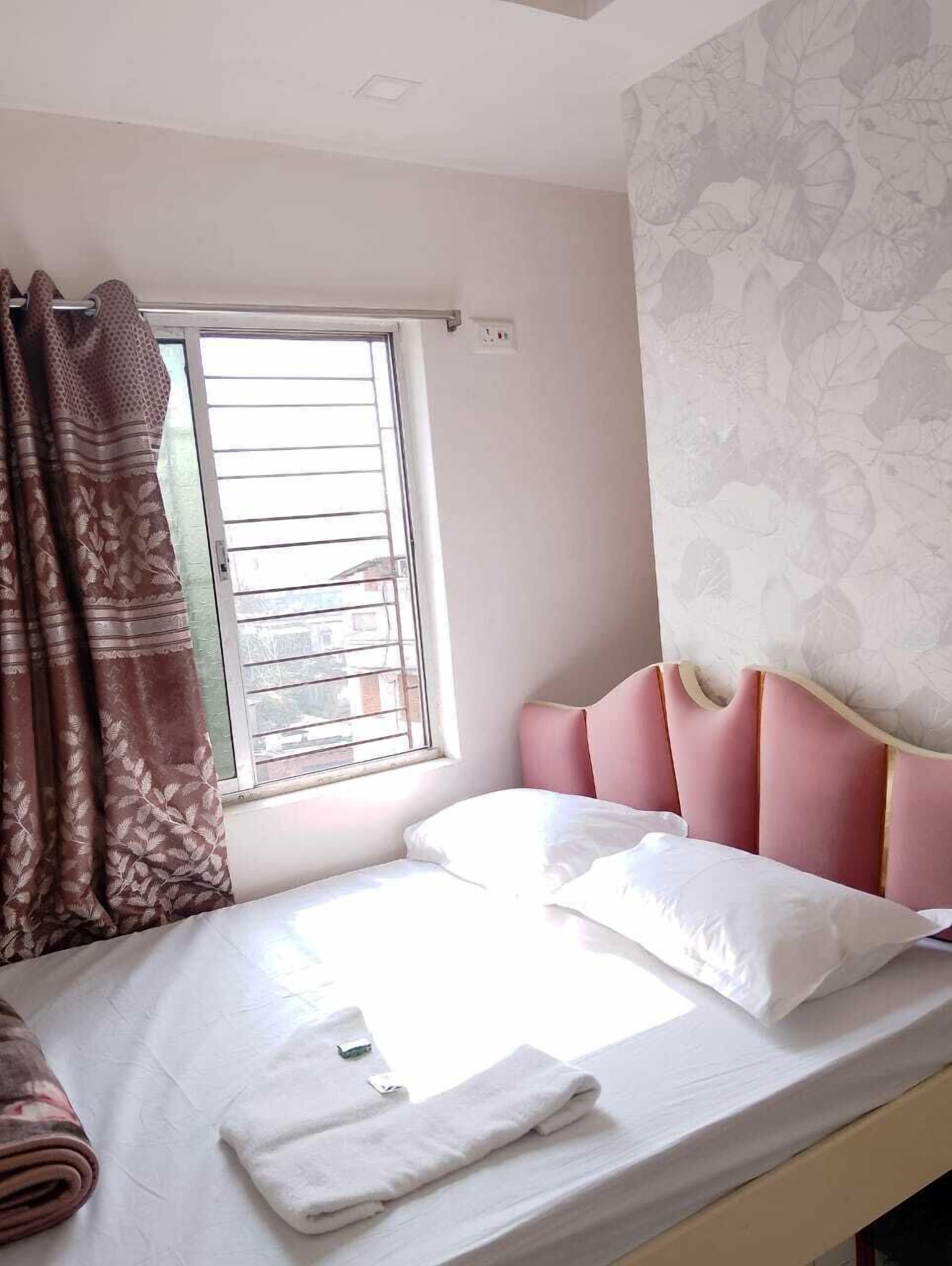 Deluxe-Doppelzimmer, Stadtblick | Zimmersafe, Schreibtisch, laptopgeeigneter Arbeitsplatz