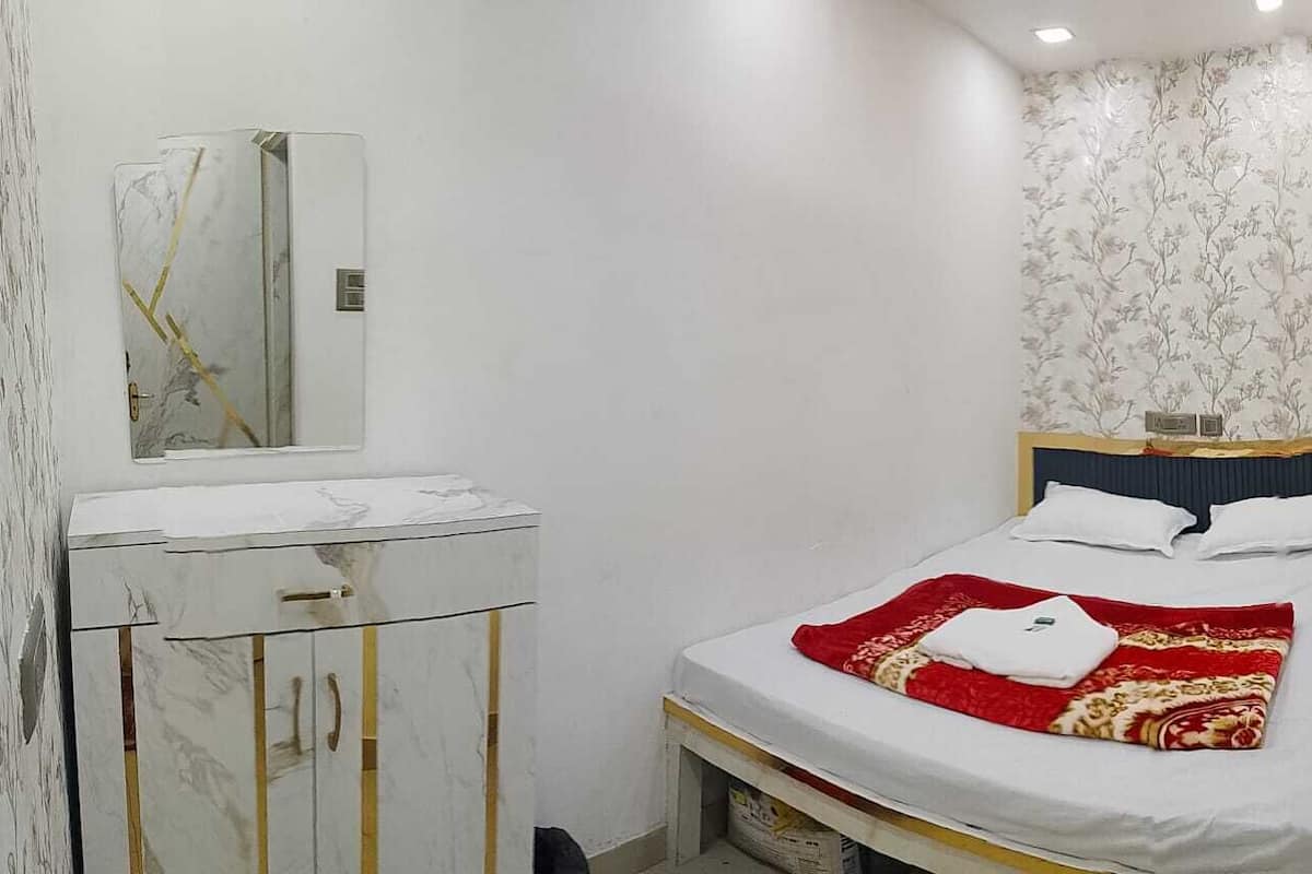 In-room safe, desk, laptop workspace, blackout drapes