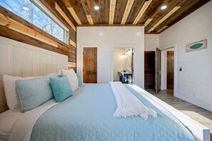5 bedrooms, iron/ironing board, WiFi, bed sheets - Chillax Inn the River Riverfront*gameroom*resort (Broken Bow)