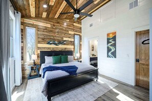 5 bedrooms, iron/ironing board, WiFi, bed sheets - Chillax Inn the River Riverfront*gameroom*resort (Broken Bow)