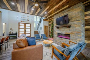 TV, video games, foosball - Chillax Inn the River Riverfront*gameroom*resort (Broken Bow)