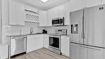 Refrigerador, microondas, horno y lavavajillas