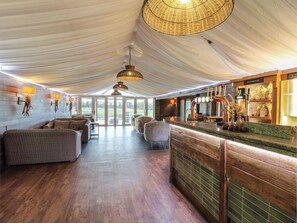 Lobby - Garden Lodge 10 (Swansea)