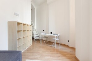 Dining - The apartment is located in a stunning location, almost impossible to find! You are in the authentic heart of Milan, between Sant'Ambrogio district, renowned above all for the church of Santa Maria delle Grazie and the Catholic University and the charm o (Milano)