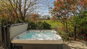 Cottage | Bain à remous extérieur