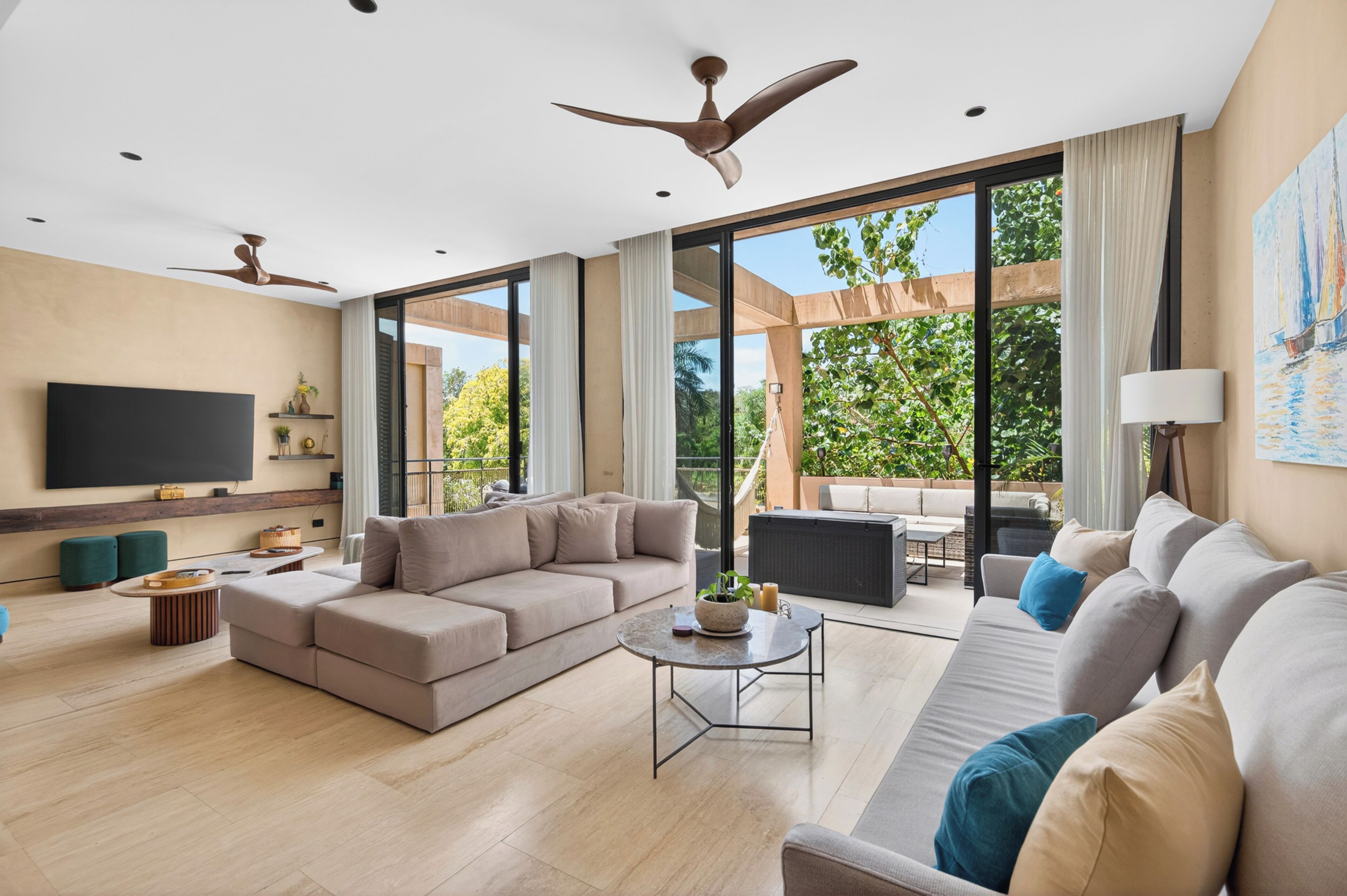 Familien-Suite, 2 Schlafzimmer | Wohnzimmer | 50-Zoll-Smart-TV mit Digitalempfang