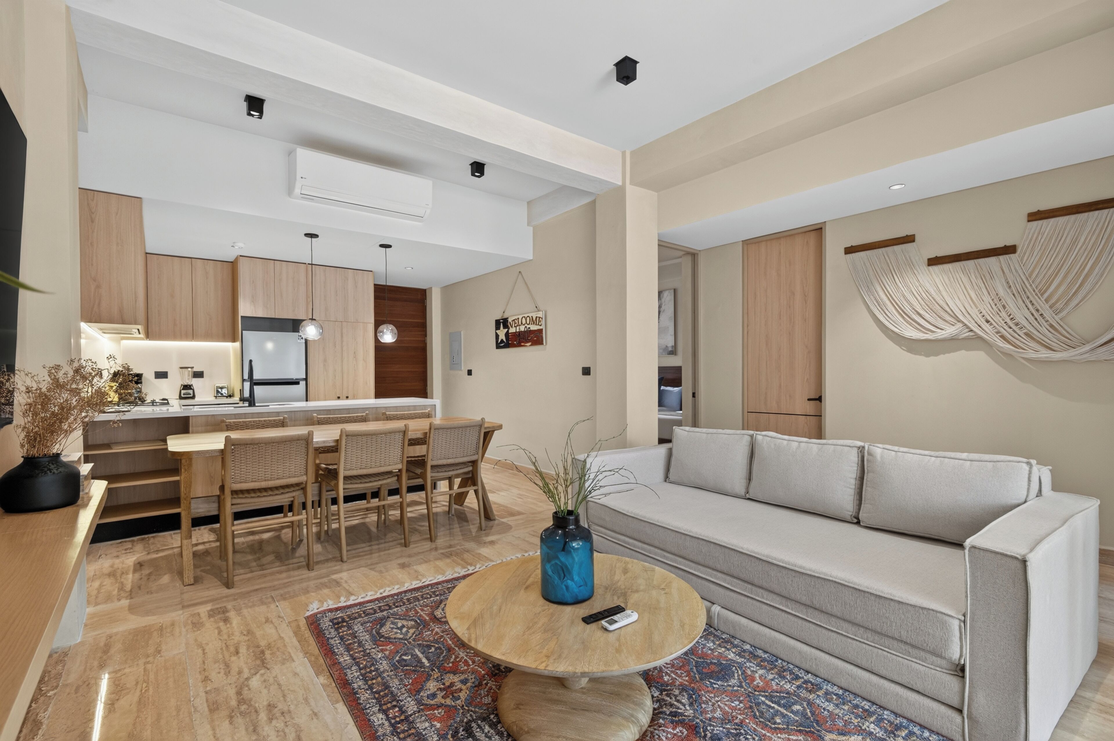 Exclusive-Suite, 2 Schlafzimmer | Wohnbereich | 50-Zoll-Smart-TV mit Digitalempfang