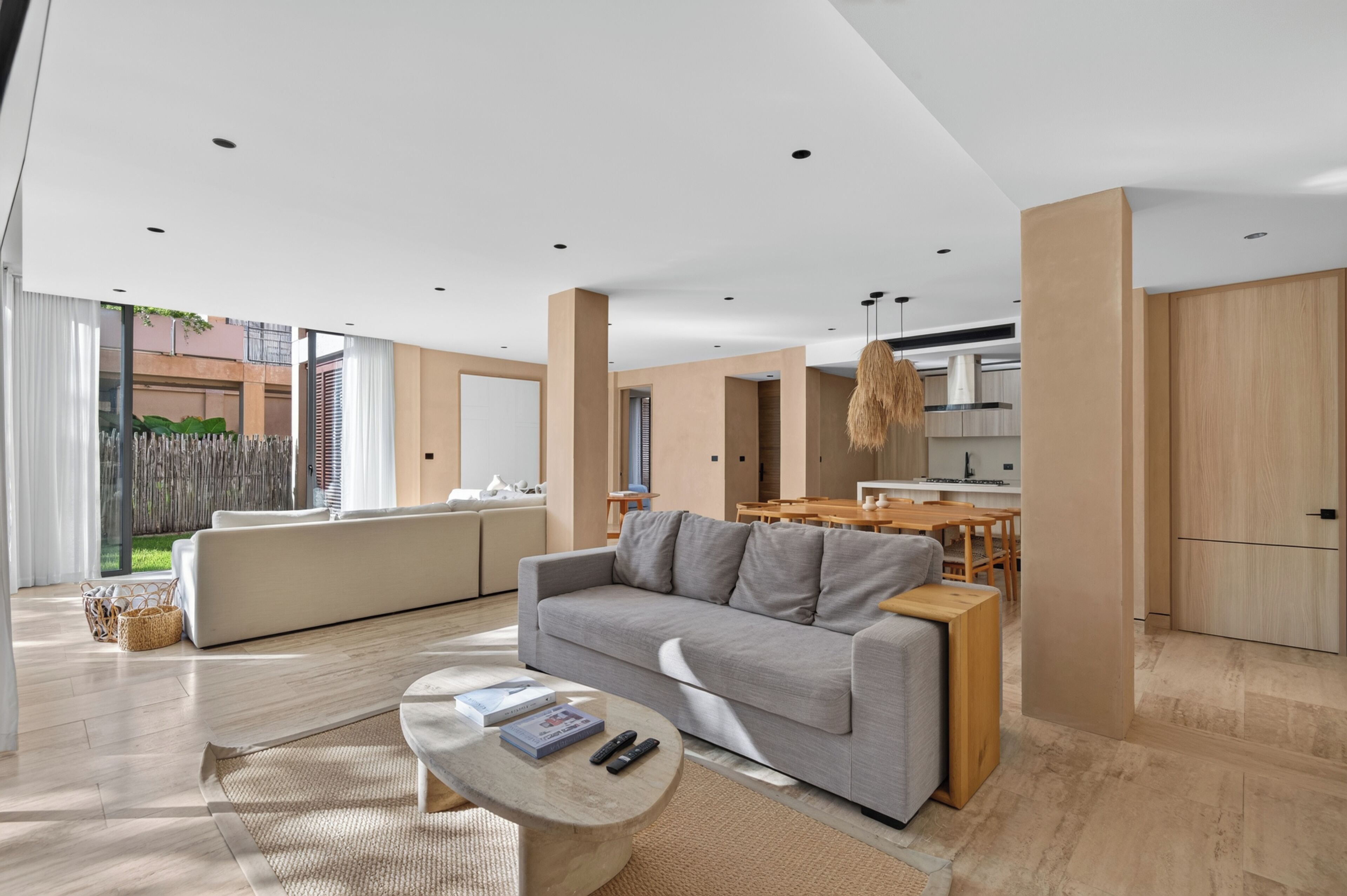 Familienapartment, 4 Schlafzimmer | Wohnzimmer | 50-Zoll-Smart-TV mit Digitalempfang