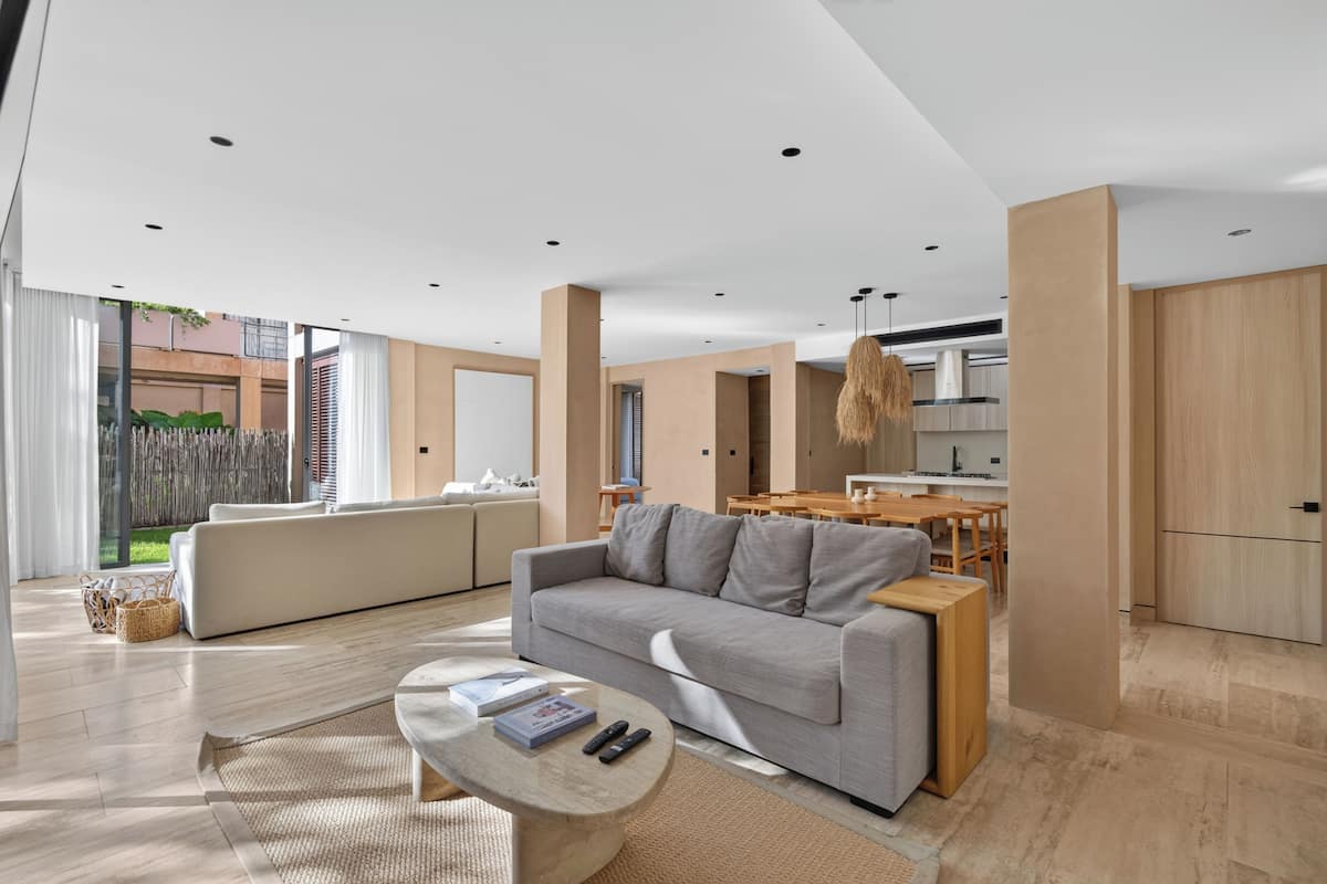 Family Apartment, 4 Bedrooms | Living room