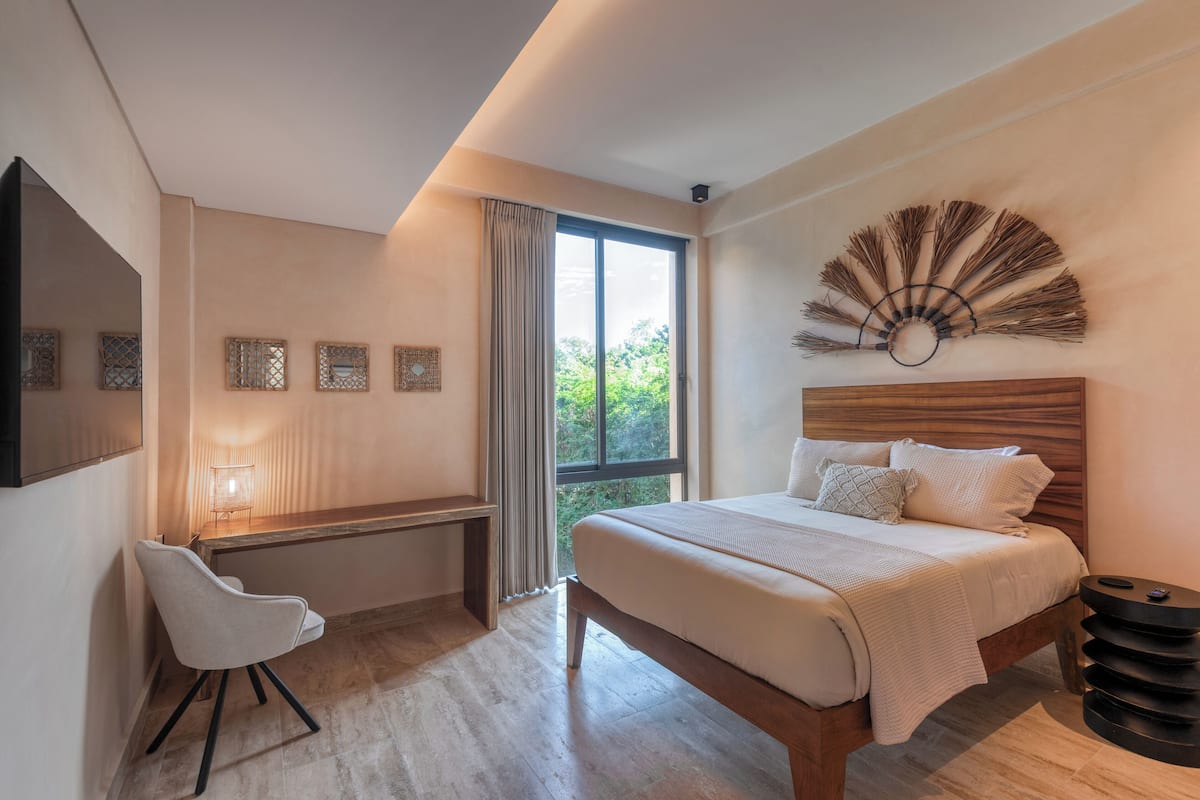 Exclusief appartement, 2 slaapkamers, 2 badkamers, uitzicht op golfbaan | Luxe beddengoed, een kluis op de kamer, individueel gedecoreerd