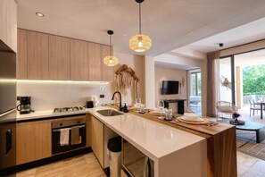 Apartamento exclusivo, 2 habitaciones, 2 baños, vistas al campo de golf | Cocina privada | Frigorífico grande, microondas, horno y placa de cocina