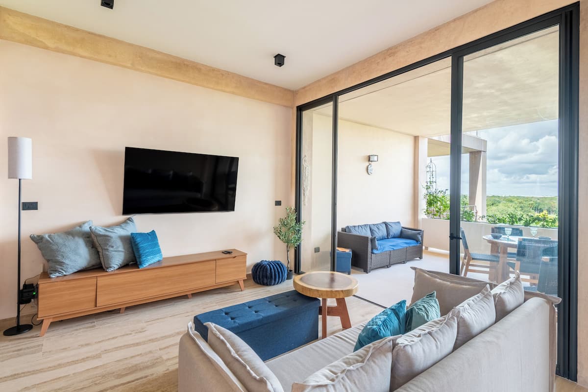 Superior Condo, 1 Bedroom | Living area