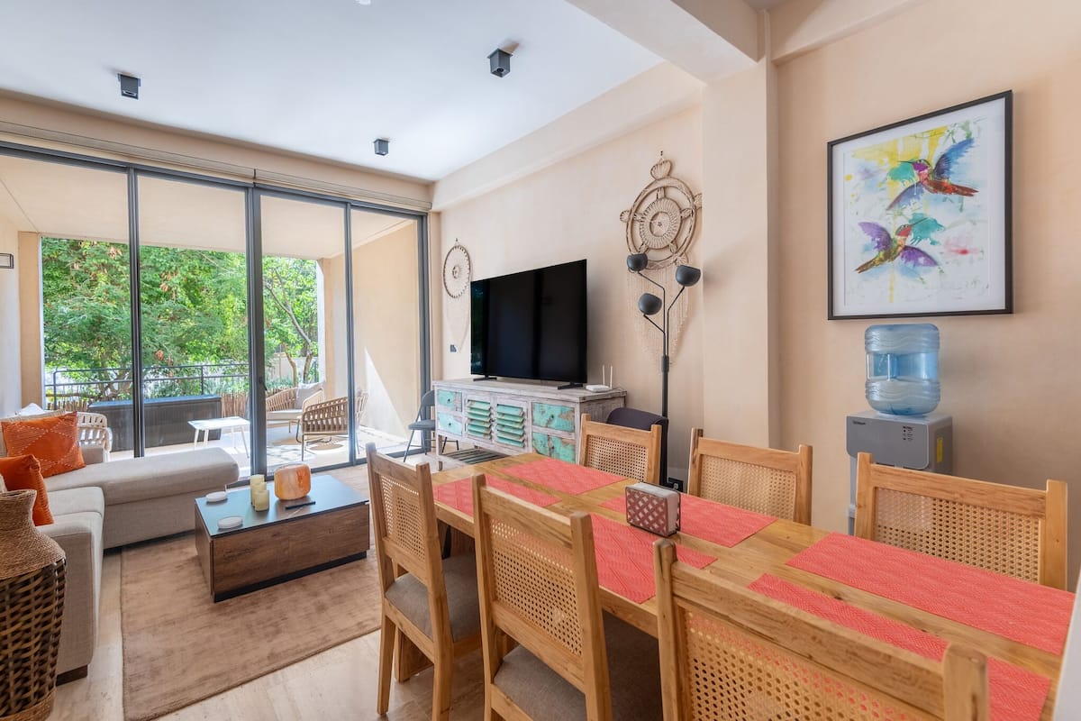 Elite Apartment, Multiple Beds, Pool Access, Garden View | Dining room