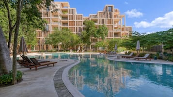 Una piscina al aire libre