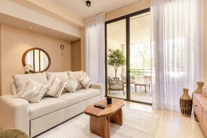 Apartamento Grand, 2 habitaciones, patio, vistas al patio | Zona de estar | Smart TV de 50 pulgadas con canales digitales