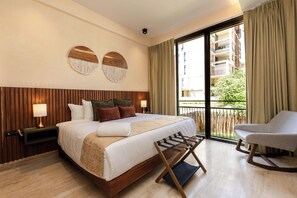 Grand Apartment, 2 Bedrooms, Patio, Courtyard View | Peralatan tempat tidur premium, peti besi dalam bilik 