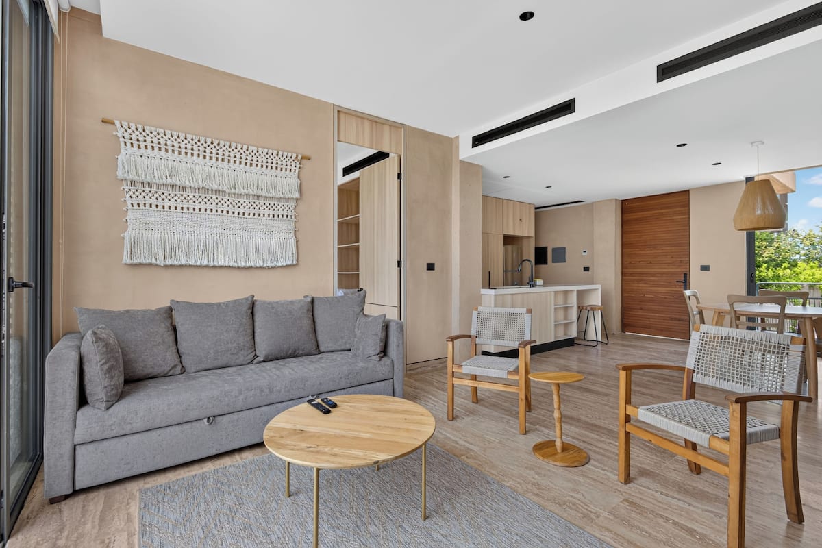Deluxe Condo, 1 Bedroom | Living room