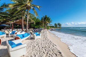 Nálægt ströndinni, hvítur sandur, sólbekkir, sólhlífar