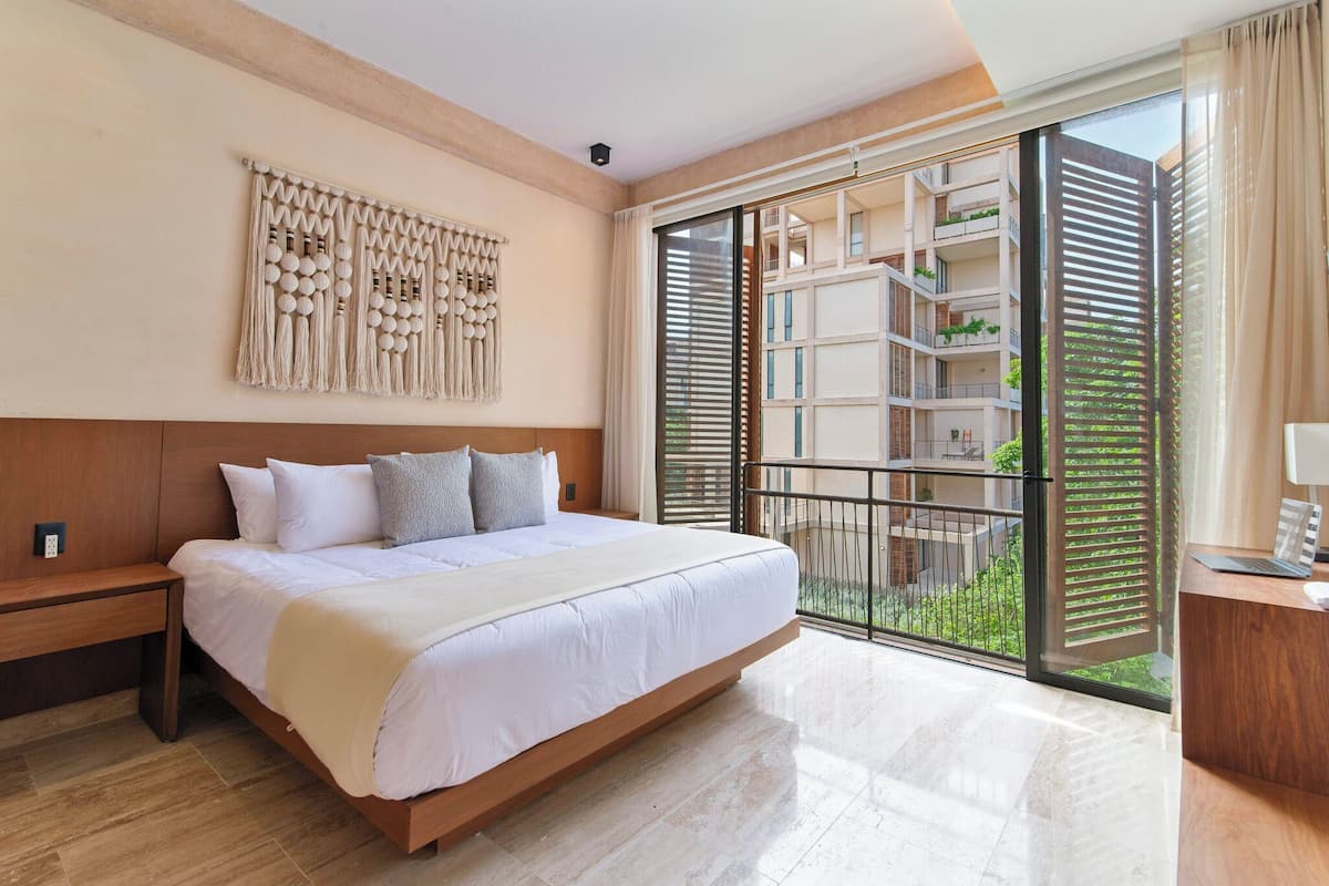 Comfort appartement, 2 slaapkamers, terras, uitzicht op golfbaan | Luxe beddengoed, een kluis op de kamer, individueel gedecoreerd