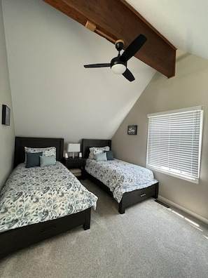 2 bedrooms, WiFi, bed sheets - Newly remodeled waterfront lake house with Dock! (Saint Marys)