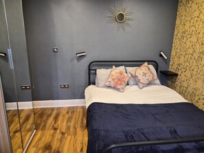 Iron/ironing board, WiFi, bed sheets - Modern, luxury studio 5 minutes walk to the tube station (London)