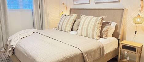 Tabla de planchar con plancha, wifi y ropa de cama