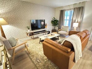 TV - Stylish, Cozy Oxford Stay Near Ole Miss, The Square, and Baptist Hospital (Oxford)
