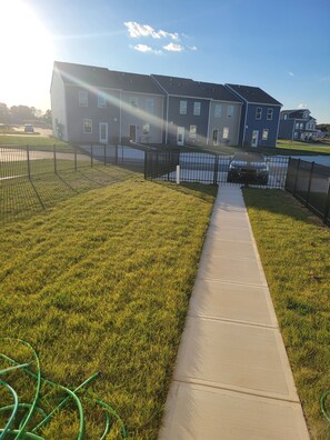 Property grounds - 3-bedroom house in nice Milford close to several beaches (Milford)