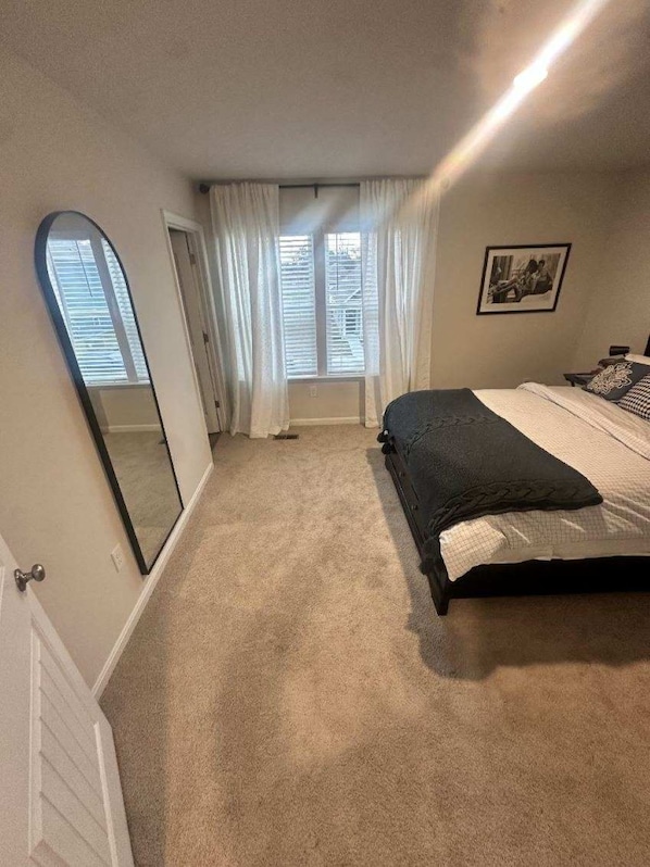3 bedrooms, iron/ironing board, WiFi, bed sheets - 3-bedroom house in nice Milford close to several beaches (Milford)
