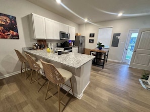 Fridge, microwave, oven, stovetop - 3-bedroom house in nice Milford close to several beaches (Milford)