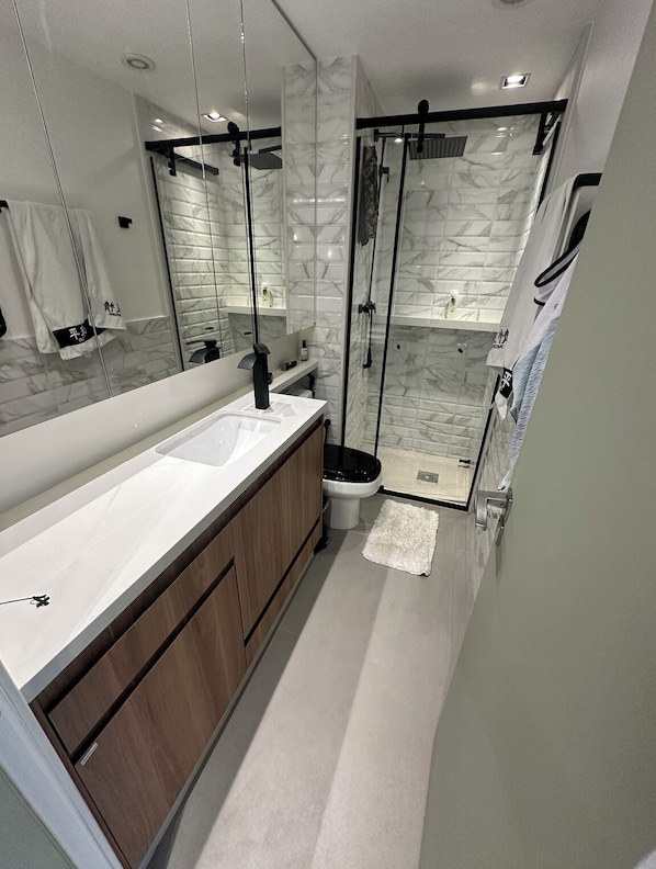 Hair dryer, towels, soap, toilet paper - Luxury loft with garage and valet parking. (São Paulo)