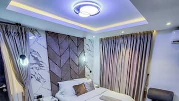 Kamar Ekonomi, balkon, pemandangan kota | Meja kerja, ruang kerja ramah laptop, dan tirai kedap cahaya