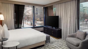 Deluxe Suite, 1 Bedroom | In-room safe, desk, laptop workspace, blackout drapes