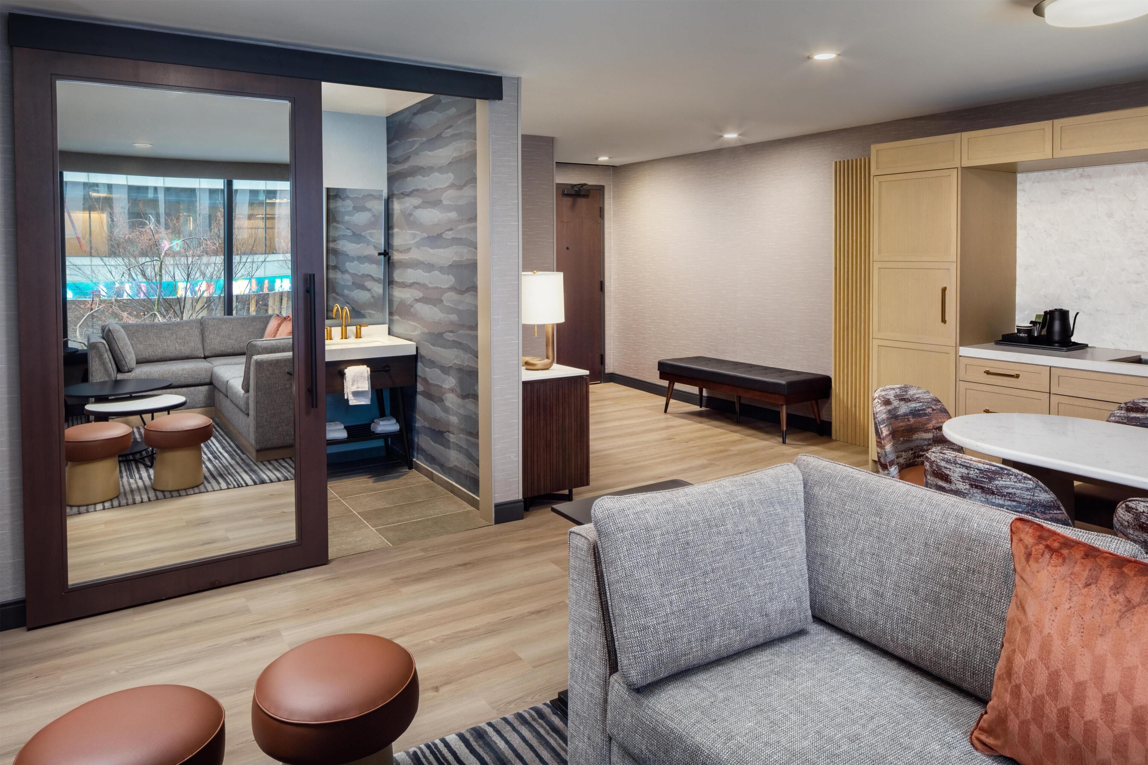 Deluxe Suite, 1 Bedroom | Living area