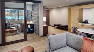 Suite Deluxe, 1 chambre | Aire de séjour | Téléviseur connecté de 65 po avec télévision par câble