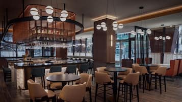 2 restaurants, American cuisine