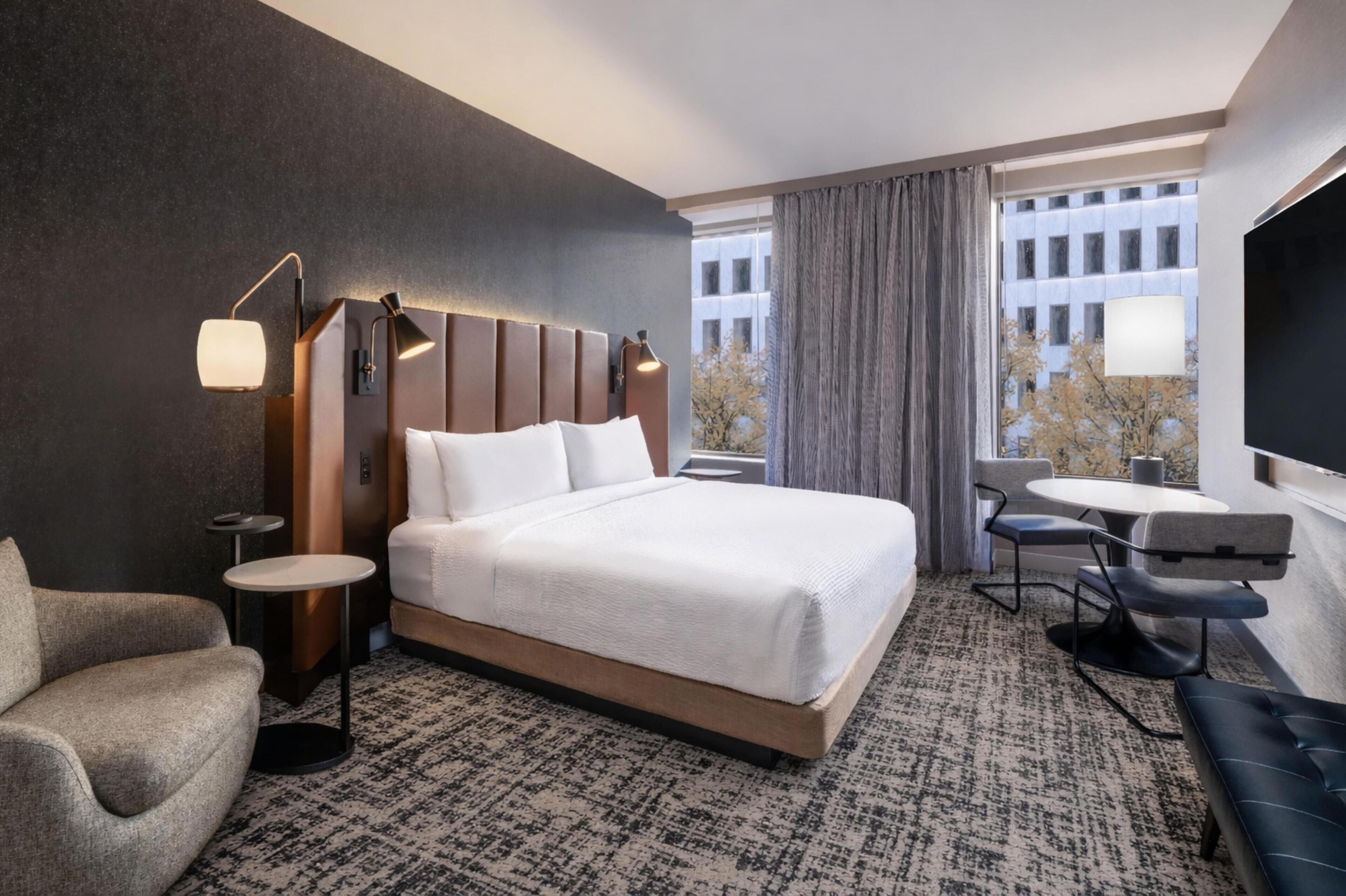 Zimmersafe, Schreibtisch, laptopgeeigneter Arbeitsplatz