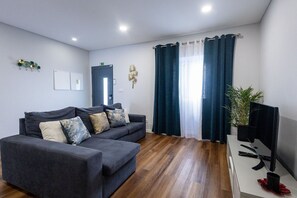 TV - GuestReady - House in the Heart of the Ocean (Ponta Delgada)