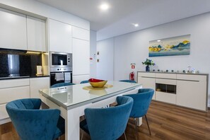 Fridge, microwave, oven, dishwasher - GuestReady - House in the Heart of the Ocean (Ponta Delgada)
