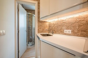 Shower, hair dryer, towels - GuestReady - Cosy flat with seaview in Alfama (Lisbon)