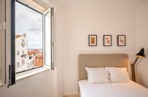 1 bedroom, iron/ironing board, Internet, bed sheets - GuestReady - Cosy flat with seaview in Alfama (Lisbon)