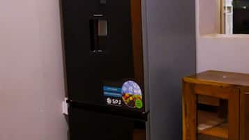 Habitación con 1 cama matrimonial o 2 individuales, vista al lago | Espacio para trabajar con laptop y wifi gratis