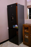Un refrigerador compacto con pantalla digital y compartimento congelador.