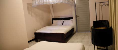 Dobbelt- eller tomannsrom, utsikt mot innsjø | Skrivebord for bærbar PC og wi-fi (inkludert)