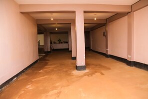 Free self parking - JD LUXURY HOTEL (Jinja)